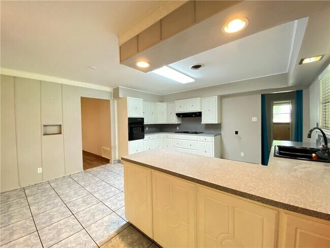Building Photo - 536 W Yoakum Ave