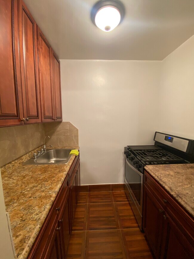 Foto del edificio - 3165 Nostrand Ave