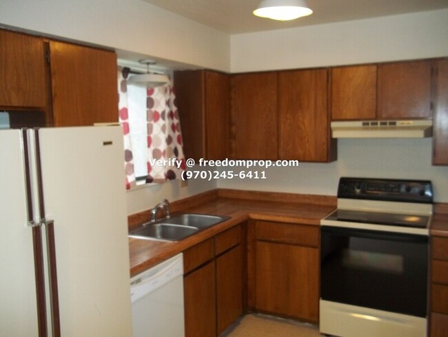 Foto del edificio - 3210 Emerald Ct