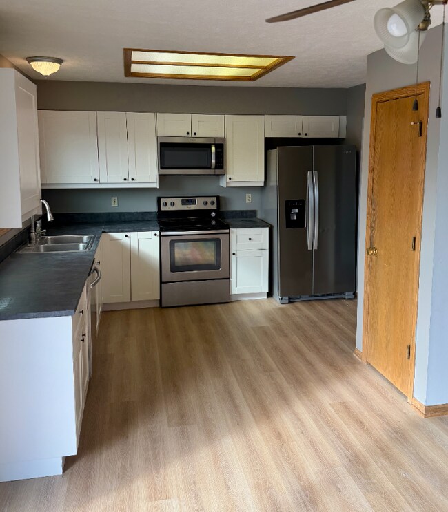 Foto del edificio - 4141 Jacquelyn Dr