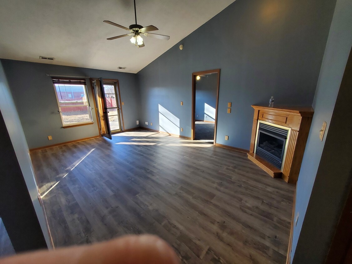 Livingroom-cathedral ceiling - 2450 Hopkins Dr