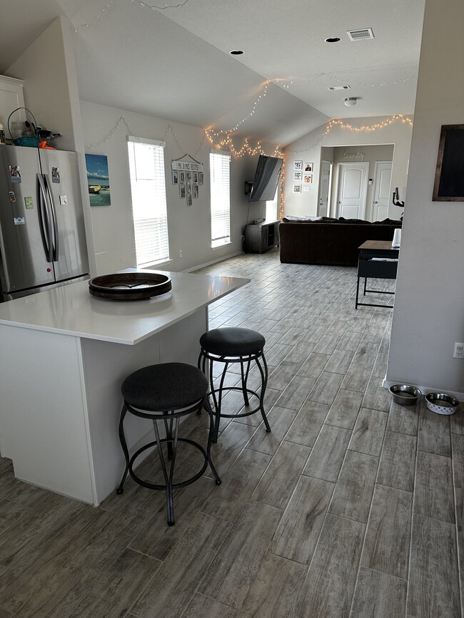 Building Photo - 1212 Flint Knapper Dr