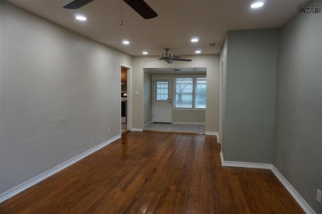 Building Photo - 100 Lilac Ln