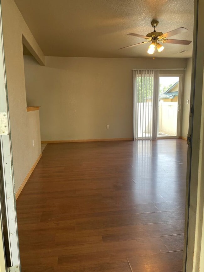 Building Photo - STUDENTS WELCOME! 3 Bed, 2 Bath Duplex in West Fort Collins close to Foothills