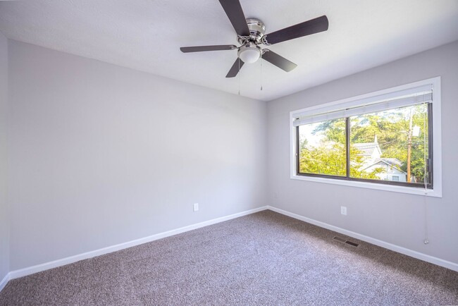 Foto del edificio - Coming Soon! Spacious 3 Bedroom 2 Bath!