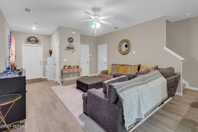 Building Photo - Beautiful townhome with modern and stylish...