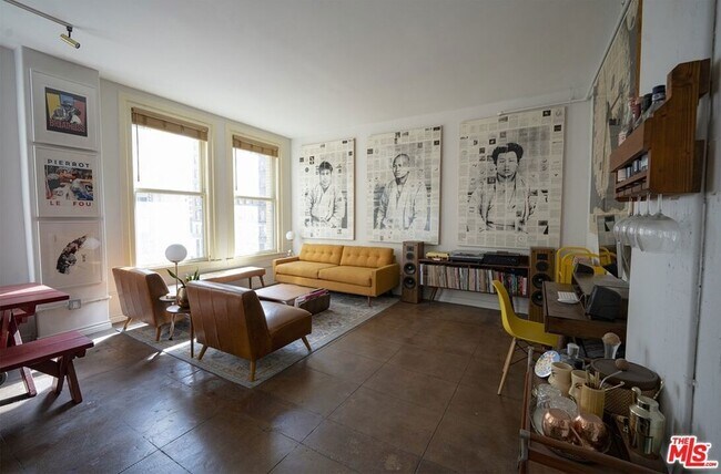Foto del edificio - 215 W 7th St