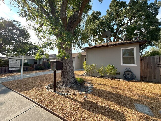 Building Photo - Charming Menlo Park Home in Picturesque Ne...