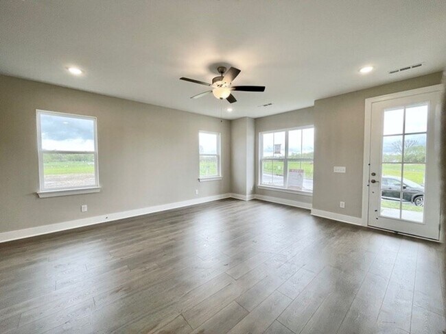Building Photo - 3 Bed, 2.5 Bath Home w/ 2 Car Garage