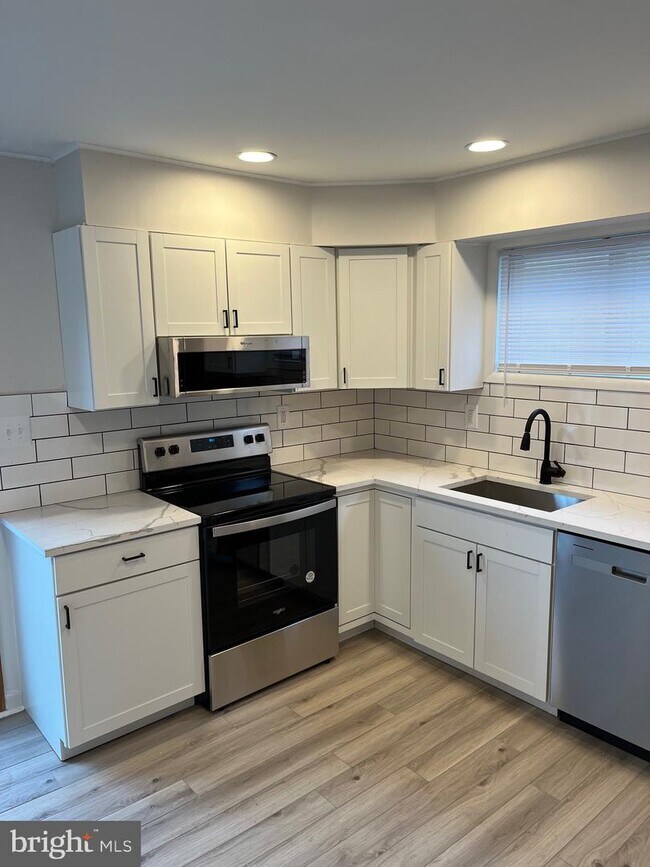 Building Photo - 151 N Fernwood Ave