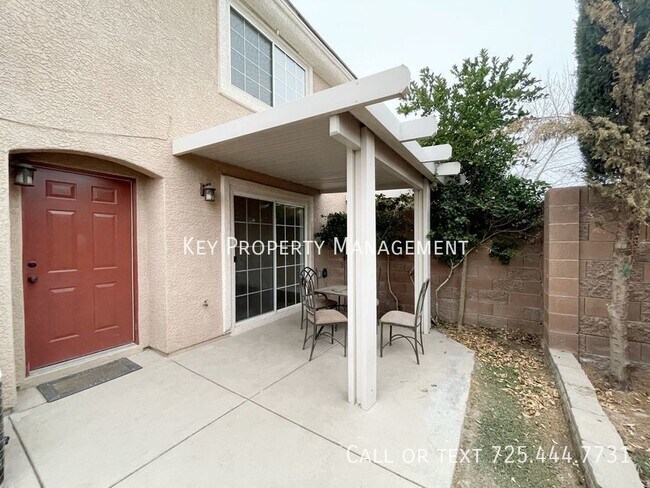 Building Photo - 3 BED, 2 BATH TOWNHOME LOCATED IN SILVERAD...