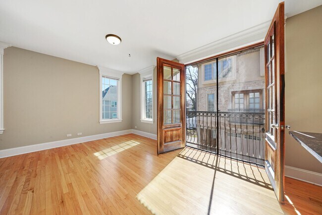 Building Photo - Luxury, 2bd/2.5ba End Unit Townhouse with ...