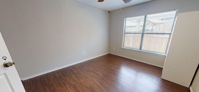 Foto del edificio - 7900 Rosenberry Dr