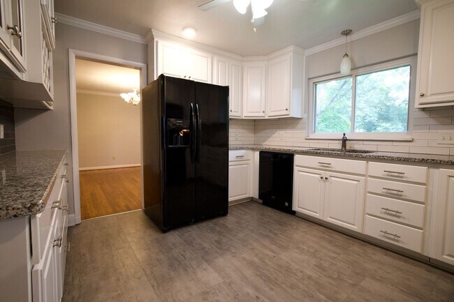 Building Photo - 656 E Samford Ave