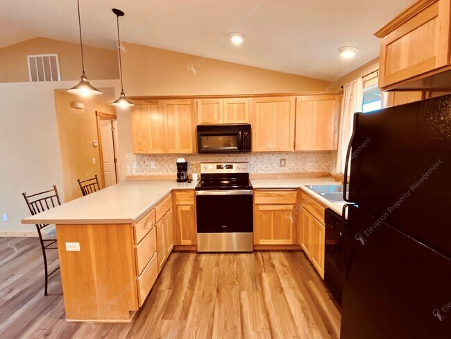 Building Photo - 3 BR - 2 BA Rustic Elegance in Bend's Old ...
