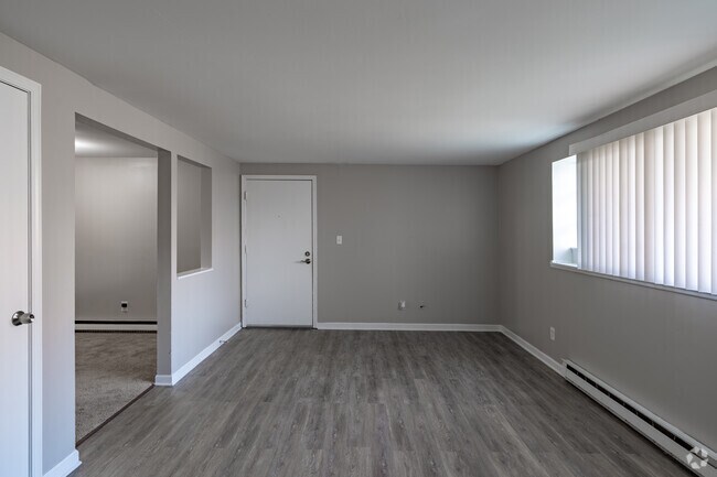1 habitación, 1 baño - 725 pies cuadrados - Sala de estar - Creekside Village Apartments