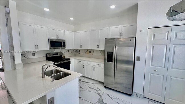 Foto del edificio - 3368 W 108th St