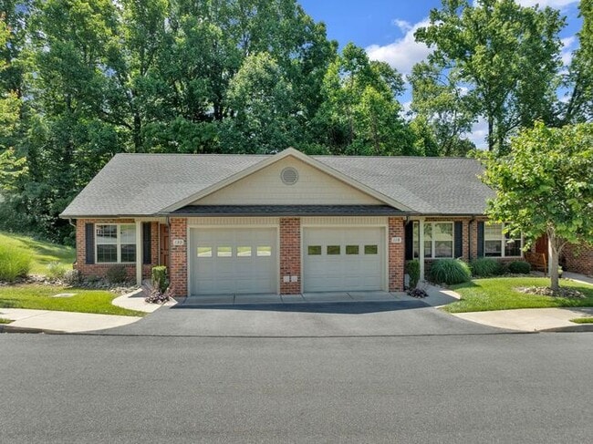 Building Photo - Hillrise Apartment 1 BR/1.5 Bath One Level with Attached Garage