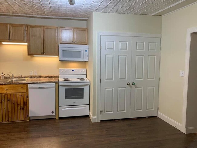 Building Photo - 1ST FLOOR!  3-bedroom unit located on a quiet dead-end street!