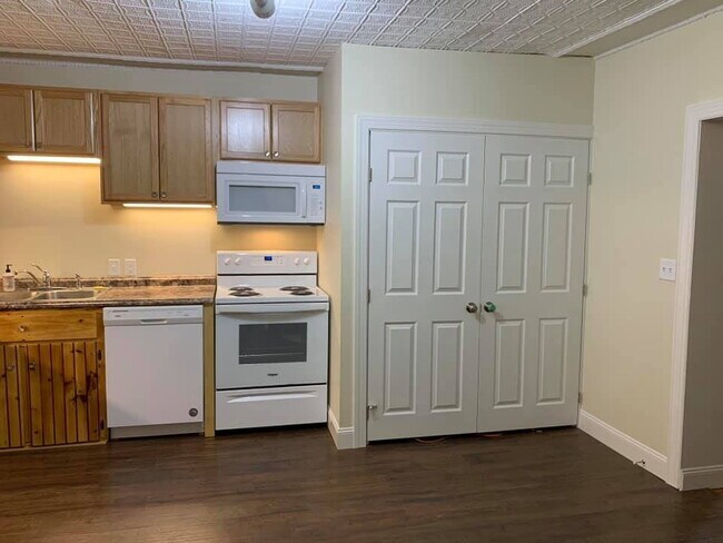 Foto del edificio - 1ST FLOOR!  3-bedroom unit located on a quiet dead-end street!