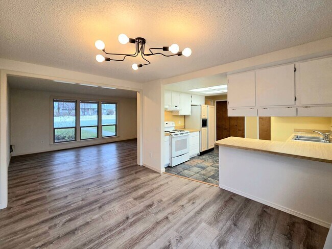 Foto del edificio - **MOVE-IN SPECIAL** 3 Bed / 2 Bath Rambler – Huge Fenced Yard + 2-Car Garage – Available Now