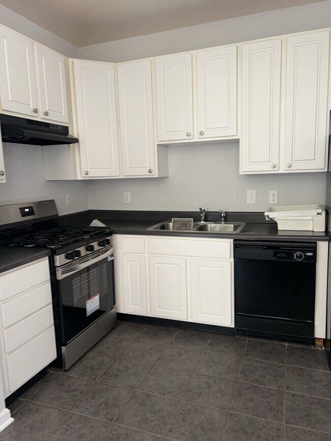 Foto del edificio - Ready for Now! Located in Raleigh. 3 Story...