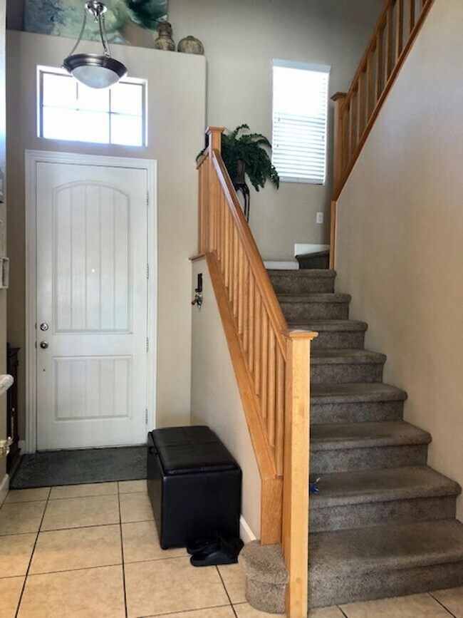 Building Photo - Great Gated Community Near Strip !!!!