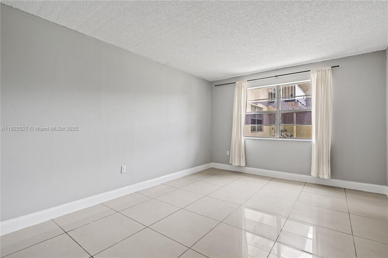 Foto principal - 301 NW 177th St