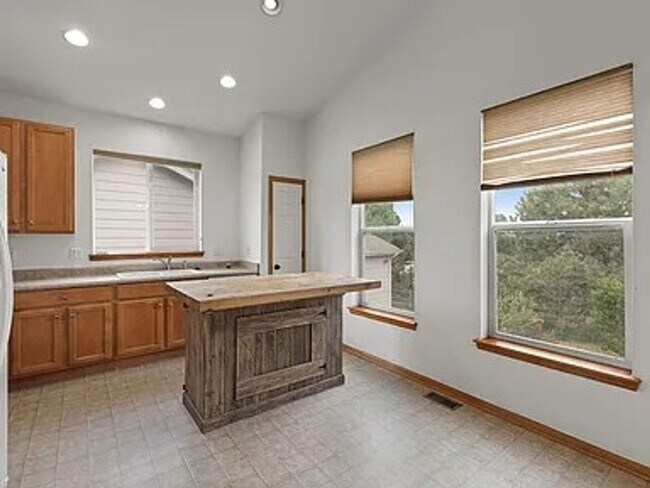 Building Photo - A bright, Spacious Home Designed for Livin...