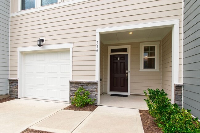 Building Photo - Bright & Beautiful! Modern 3-Bedroom Townh...