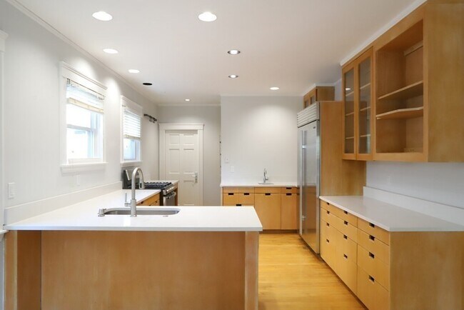 Building Photo - 335 Huron Ave