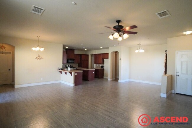 Foto del edificio - Lovely 5 Bedroom Home Near 99 Fwy!