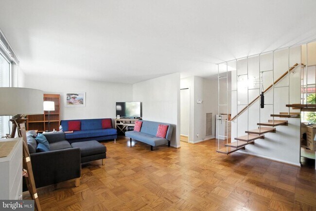 Building Photo - Welcome home to this beautifully updated 3...