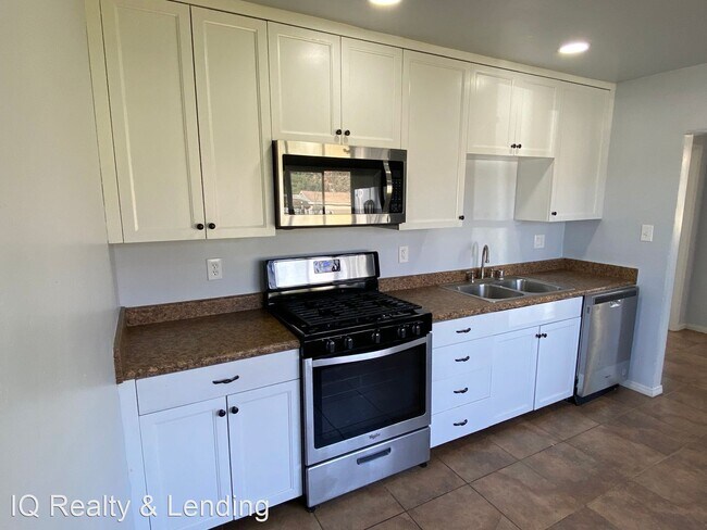 Building Photo - 3 br, 1 bath House - 208 Cedar St