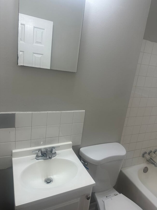 Building Photo - A beautiful newly renovated 3 Bed, 1 full ...