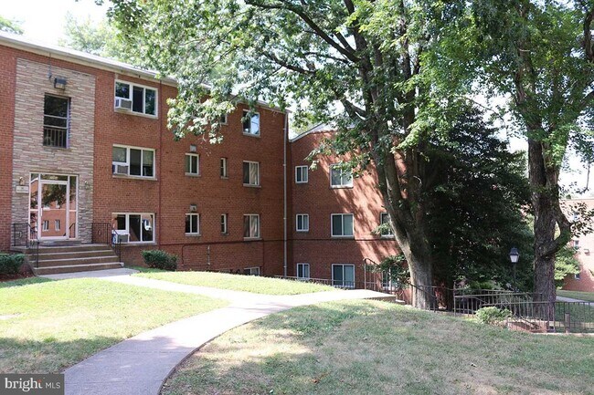 Building Photo - 2000 N Daniel St