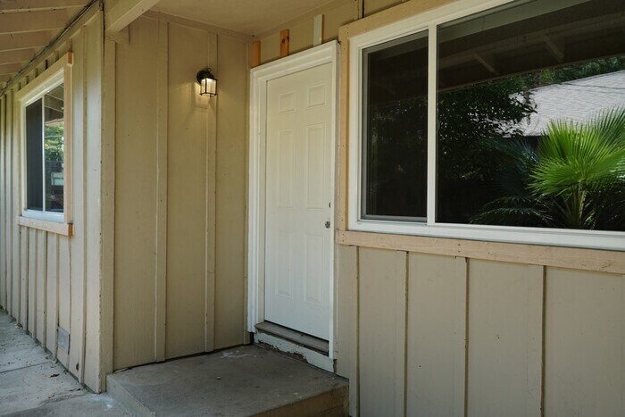 3 bedroom 1 bath duplex in the wonderful city of Fair Oaks!