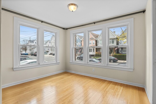 Building Photo - 37 E 35th St