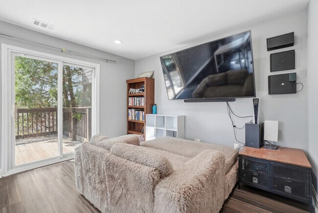 Foto del edificio - 12738 Kenneth Ave