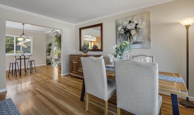 Foto del edificio - Charming Silvergate Home with Stunning Bac...