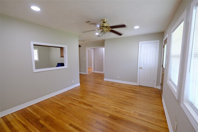 Building Photo - 6718 Midfield Dr