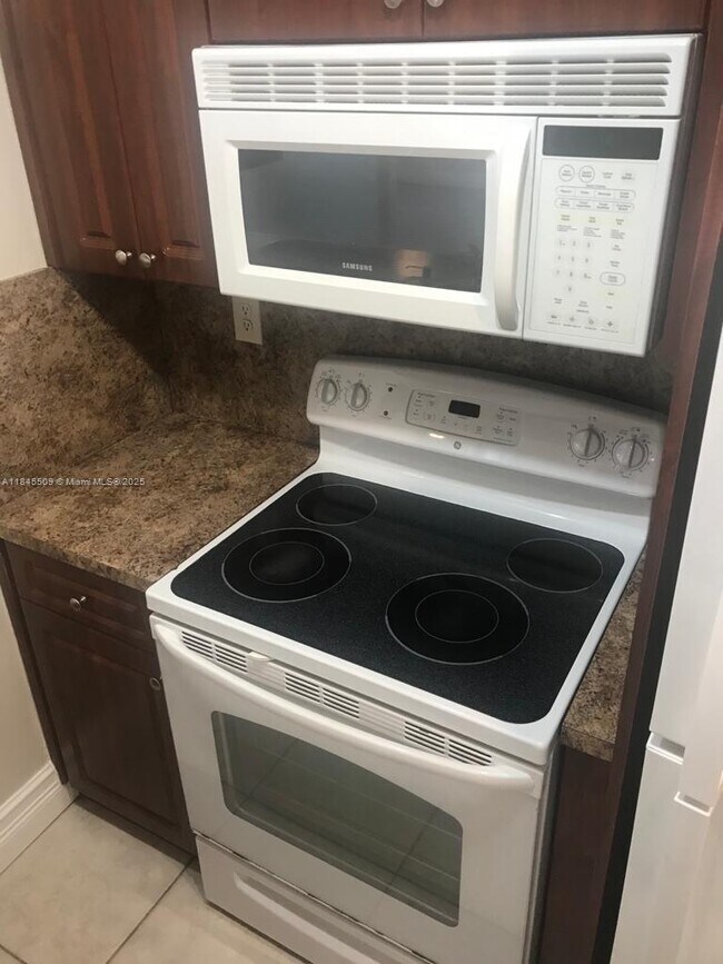 Foto del edificio - 6740 NW 175th Ln
