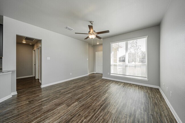 Foto del edificio - Live, love, and grow in this charming home!