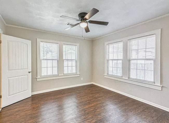 Foto del edificio - 208 W Lobit Ave