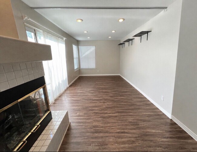 Foto del edificio - Beautiful 3-Bedroom Home with Solar and a Large Yard in Stevenson Ranch