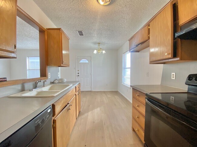 Foto del edificio - 3 bed 1 bath now available in southeast Lubbock