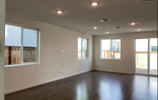 Foto del edificio - Lovely Natomas Home for Rent - Coming Soon July 1!