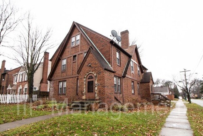 Foto del edificio - Gorgeous 3BR 1BA Duplex Colonial in South ...