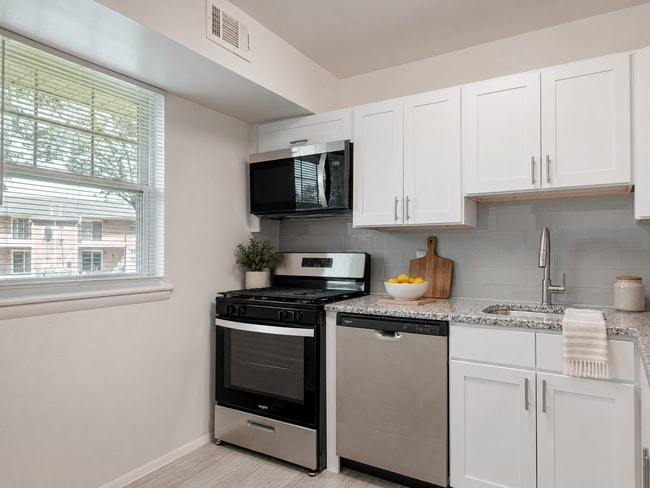 Building Photo - Woodacres Apartment Homes