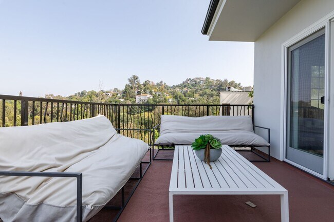 Foto del edificio - Beautiful Hollywood Hills Home For Lease!